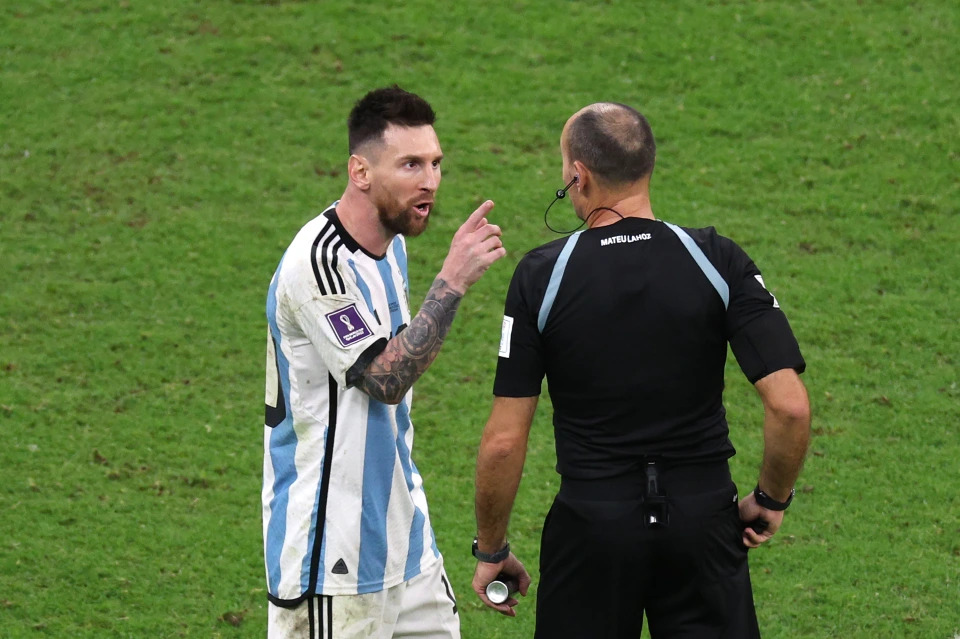 Chỉ trích trọng tài, Messi đối diện nguy cơ treo giò ở bán kết World Cup