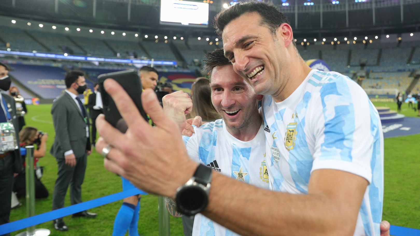 Lionel Scaloni: Hãy tận hưởng Messi khi còn có thể