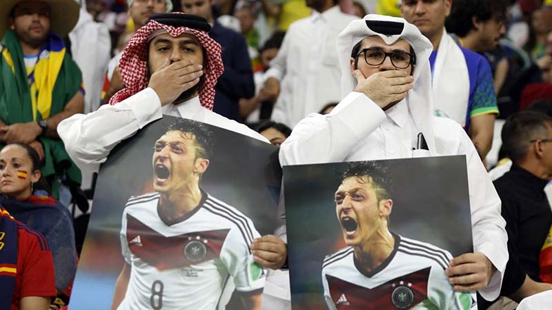 CĐV Qatar đáp trả đội tuyển Đức bằng hình ảnh Mesut Ozil
