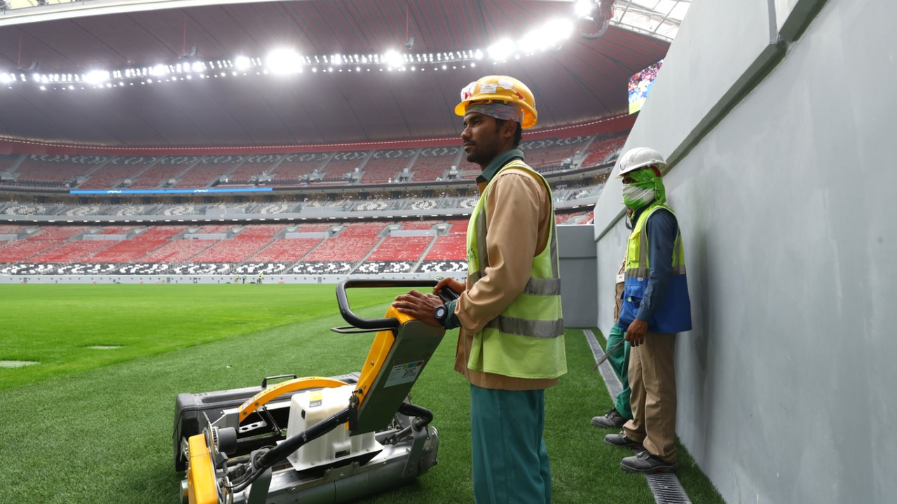 Góc khuất World Cup 2022: Hàng ngàn công nhân bị đuổi khỏi Qatar để phục vụ du lịch