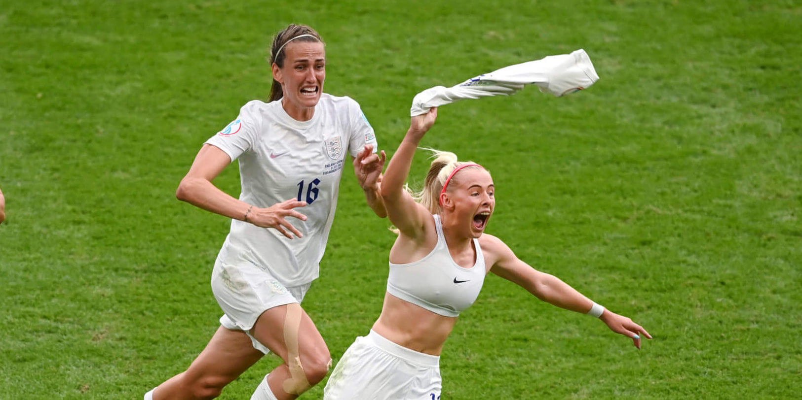 Nữ cầu thủ cởi áo ăn mừng cho tuyển Anh đêm qua là ai?